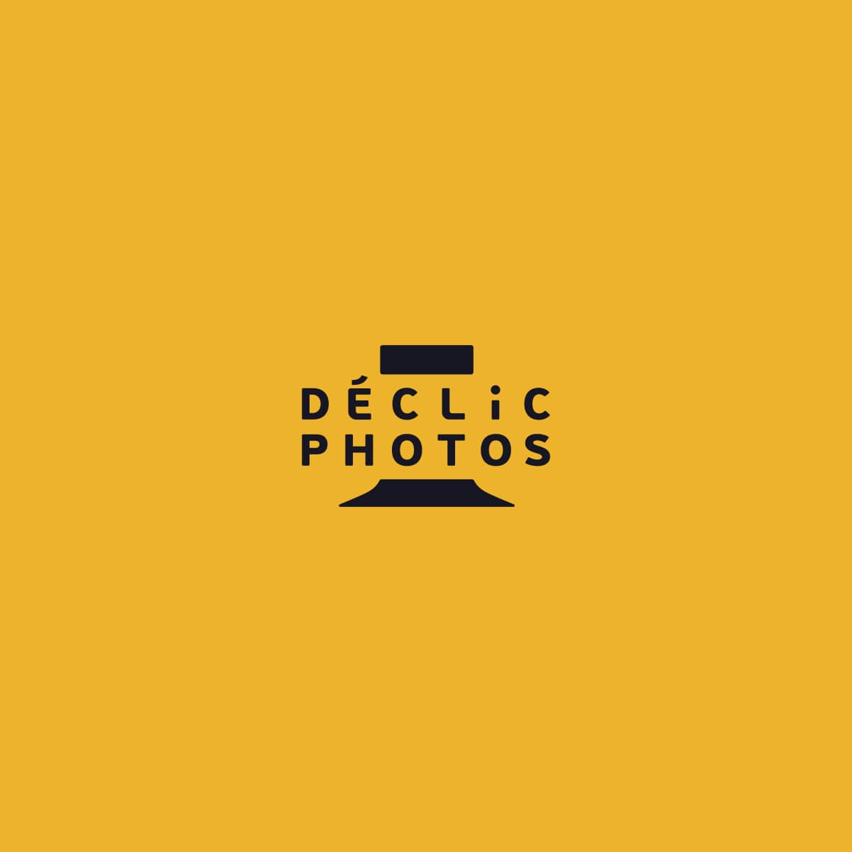 Le logo de DéclicPhotos, sur un fond jaune